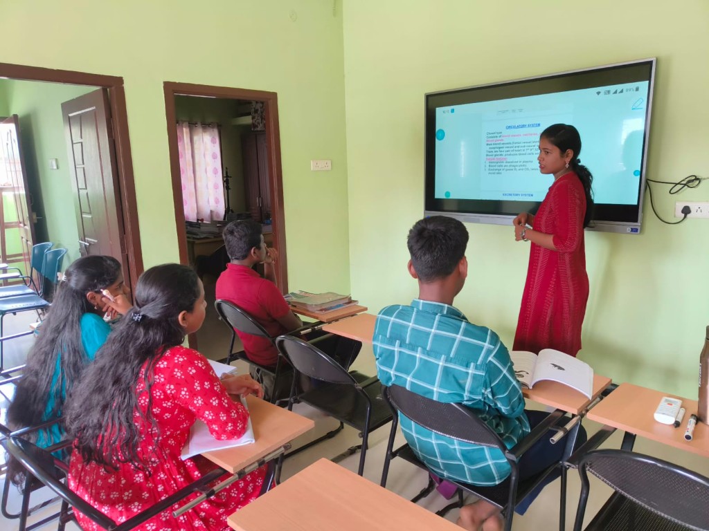 RALI teacher explaining Circulatory System on smart board to students
